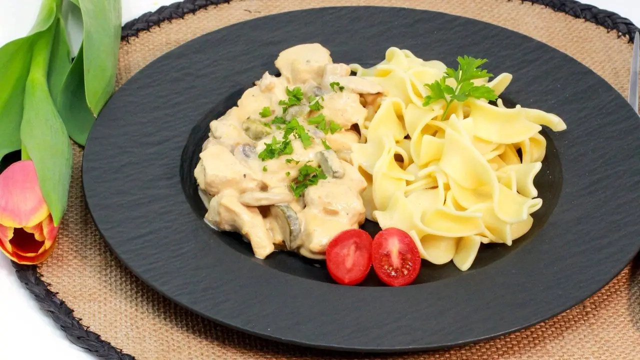 Creamy Tender Chicken Stroganoff | Quick & Elegant Meal Ready in No Time 🥂🍄