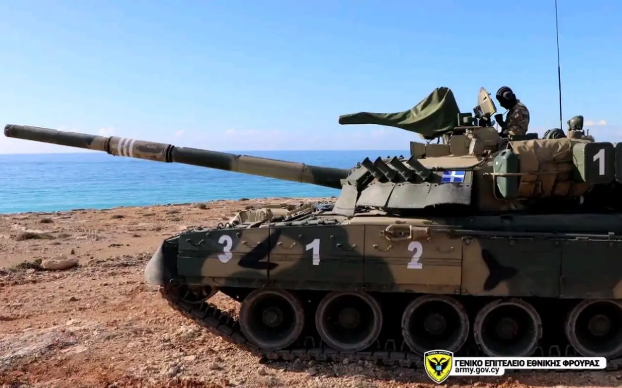 【军事】塞浦路斯t-80u主战坦克进行炮射导弹发射训练