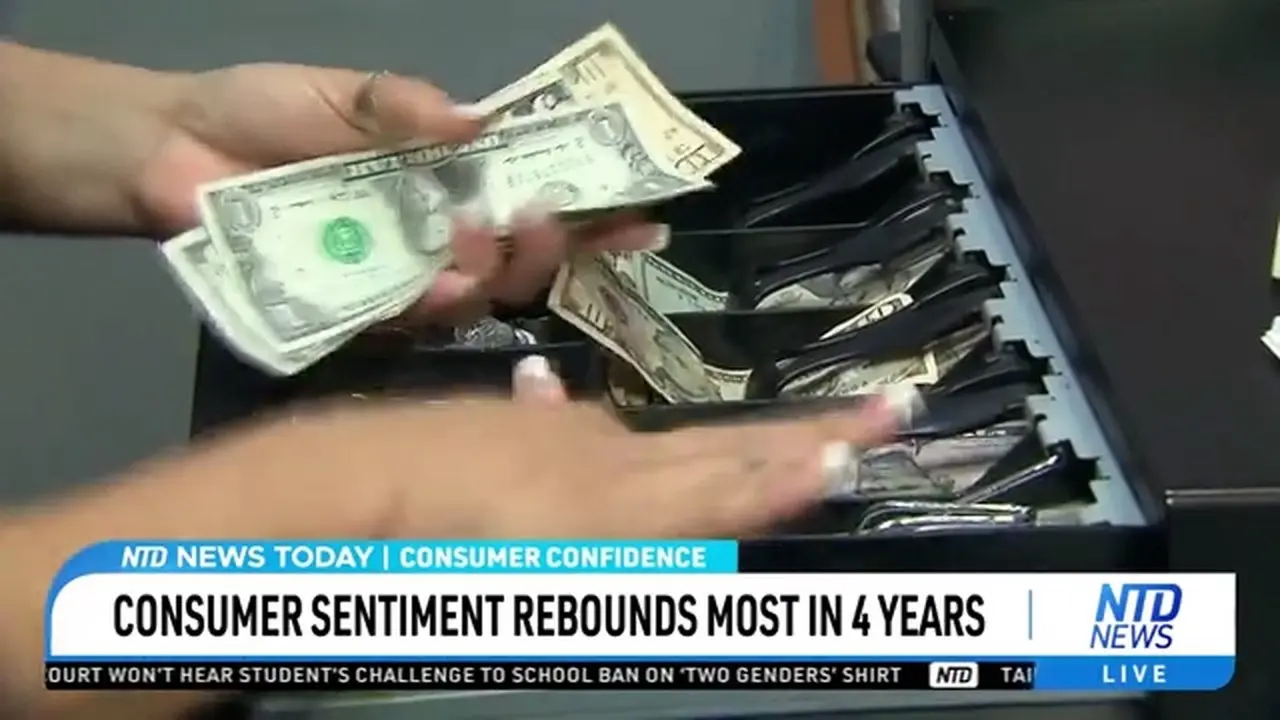 Consumer Sentiment Rebounds Most in 4 Years