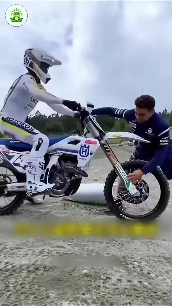 Vì sao tay đua cào cào luôn nhún xe trước khi xuất phát?