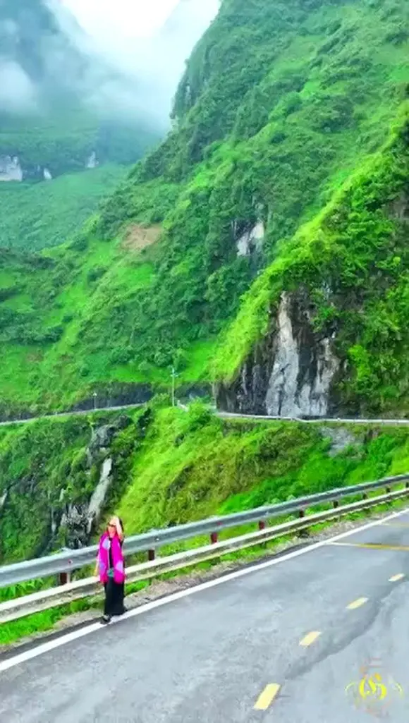 Đèo Mã Pì Lèng mùa mây vờn núi .