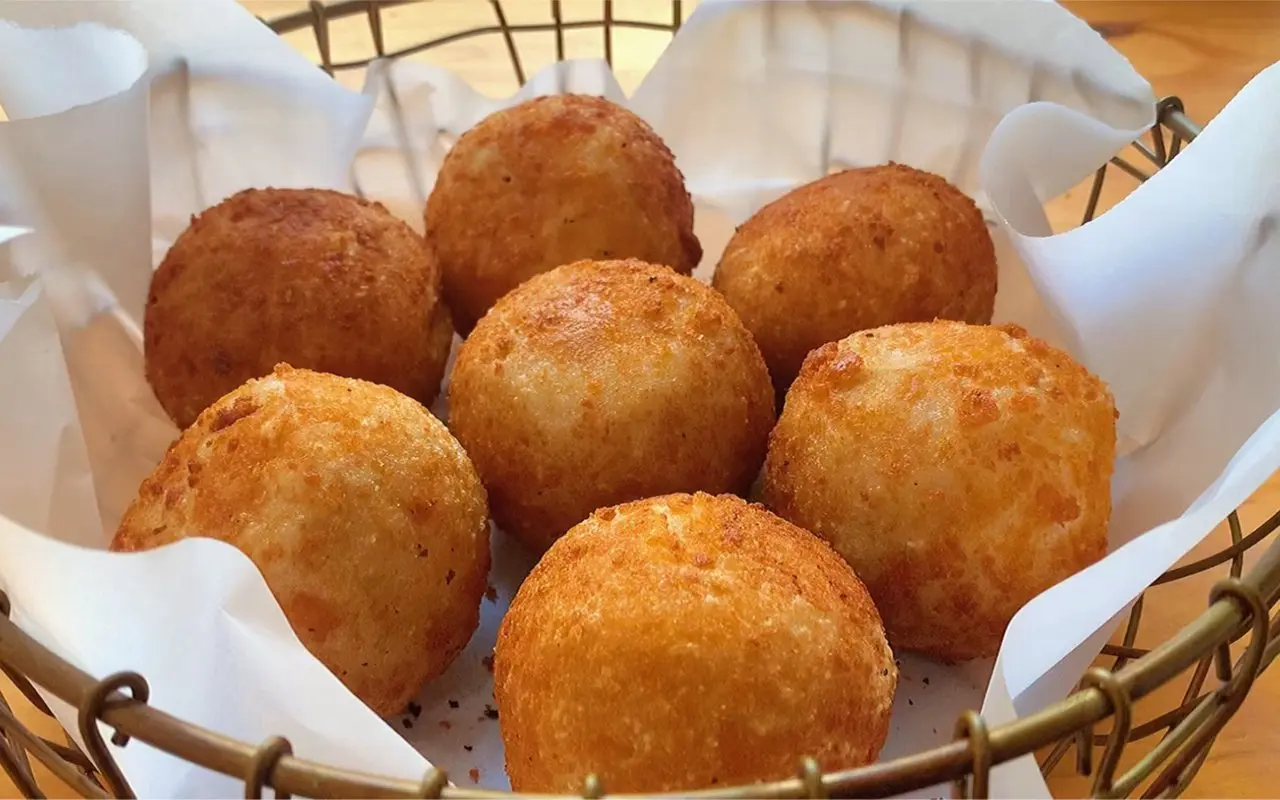 Have you ever tried these round, fragrant, flaky taro buns? The filling is incredibly rich—so delicious you won't be able to stop eating!